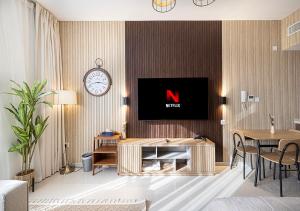TV a/nebo společenská místnost v ubytování Best Studio Apartment in Al Zahia - Cozy Corner