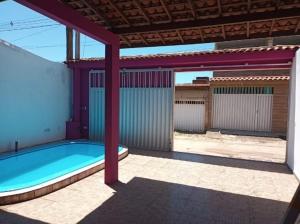 マラゴージにあるCasa de Veraneio Nova Aconchegoの建物の屋上にあるプール付きの空いているパティオ