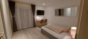 Μια τηλεόραση ή/και κέντρο ψυχαγωγίας στο Sunny room 1