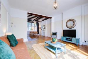 KentにあるNewly Refurbished 2 Bedroom Houseのソファとテレビのあるリビングルーム