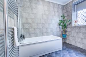 KentにあるNewly Refurbished 2 Bedroom Houseの窓のある浴室の白い浴槽