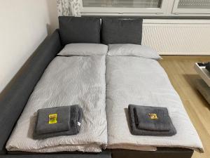 a bed with two towels sitting on top of it at Garden Retreat - Küche - Bad - Garten in Niedernhall