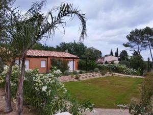 a garden with a house in the background at La Villa d Isa in La Motte