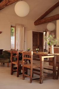 a dining room with a wooden table and chairs at Casa Pauseto in Bonnieux