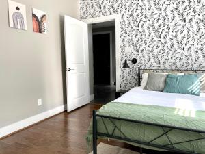 Ένα ή περισσότερα κρεβάτια σε δωμάτιο στο Modern Boho Chic - King Bed - 4 BR - Midtown