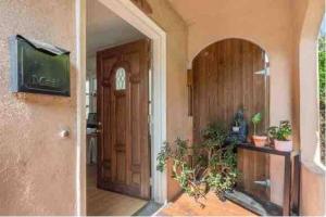 Televisyen dan/atau pusat hiburan di 2BR Lit and Spacious in the Heart of Hollywood