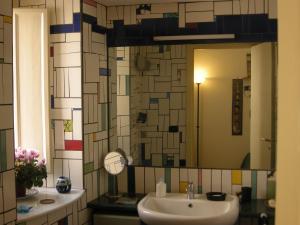 y baño con lavabo y espejo. en B&B Al Ponte, en Nápoles