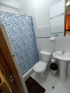 Un baño de Qente Wings