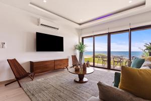 TV a/nebo společenská místnost v ubytování Malkita Sol Oceanview Paradise and Concierge Service