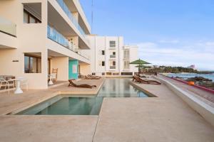 Bazén v ubytování Malkita Sol Oceanview Paradise and Concierge Service nebo v jeho okolí