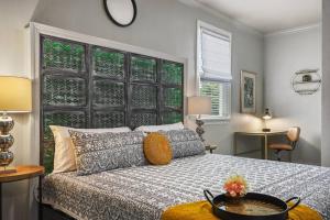 Ένα ή περισσότερα κρεβάτια σε δωμάτιο στο 5 Bdr 4,5 Bth Villa - Pool Table - Fenced Yard