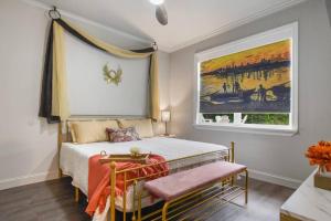 Ένα ή περισσότερα κρεβάτια σε δωμάτιο στο 5 Bdr 4,5 Bth Villa - Pool Table - Fenced Yard