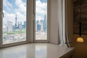 Mynd úr myndasafni af Molly Homestay - walk to Yu Garden and the Bund 3bedrooms 1study 2 bathrooms elevator apartment í Shanghai