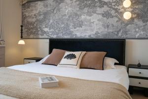 Rúm í herbergi á Molly Homestay - walk to Yu Garden and the Bund 3bedrooms 1study 2 bathrooms elevator apartment