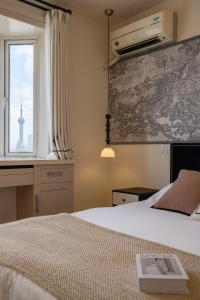 Rúm í herbergi á Molly Homestay - walk to Yu Garden and the Bund 3bedrooms 1study 2 bathrooms elevator apartment