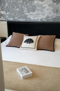 Rúm í herbergi á Molly Homestay - walk to Yu Garden and the Bund 3bedrooms 1study 2 bathrooms elevator apartment