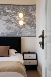 Rúm í herbergi á Molly Homestay - walk to Yu Garden and the Bund 3bedrooms 1study 2 bathrooms elevator apartment