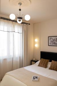 Rúm í herbergi á Molly Homestay - walk to Yu Garden and the Bund 3bedrooms 1study 2 bathrooms elevator apartment
