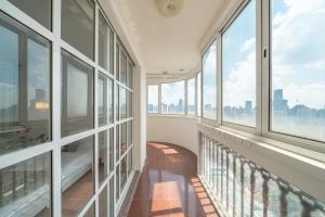 Svalir eða verönd á Molly Homestay - walk to Yu Garden and the Bund 3bedrooms 1study 2 bathrooms elevator apartment
