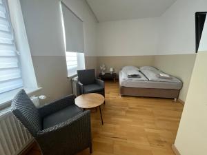 a room with a bed and a table and chairs at Zimmer für 2 Personen-Bad-Kühlschrank-TV-11 in Meine