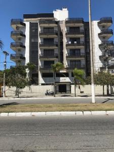 una calle vacía frente a un gran edificio en Apartamento Charme Cabo Frio RJ, en Cabo Frío