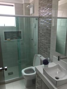 Un baño con ducha, inodoro y lavabo. en Apartamento Charme Cabo Frio RJ, en Cabo Frío 15 fotos más