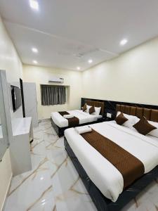 Ένα ή περισσότερα κρεβάτια σε δωμάτιο στο Hotel Rinza Residency