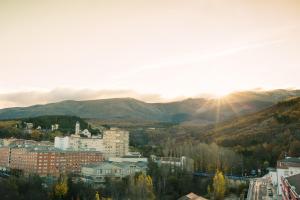 vistas a una ciudad con montañas en el fondo en Aticos La Aliseda by Valdesierra, en Béjar
