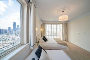 Rúm í herbergi á Molly Homestay - walk to Yu Garden and the Bund 3bedrooms 1study 2 bathrooms elevator apartment