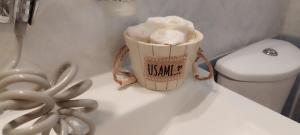 Una taza de café sobre un mostrador junto a un inodoro. en A casa di Naty, en Gravina di Catania