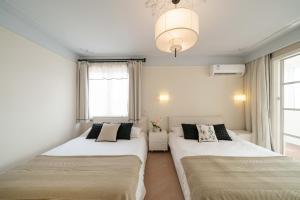 Rúm í herbergi á Molly Homestay - walk to Yu Garden and the Bund 3bedrooms 1study 2 bathrooms elevator apartment