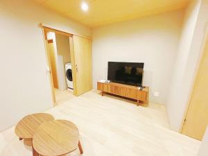 Tamatsukan 玉津館, Detached Hse, JR Tsuruhashi 7min, Kansai Airport 關西空港 57 mins, Namba 6 mins, Nihonbashi 4 mins, Universal Studio 37 mins, Nara 30 mins, Early Check In的电视和/或娱乐中心