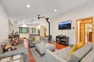 Et tv og/eller underholdning på Mountain Pine Memories - Dogs - Hot tub - E-bikes