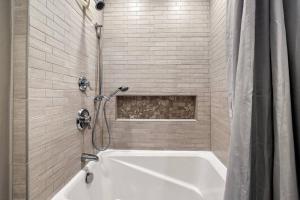 Et badeværelse på Mountain Pine Memories - Dogs - Hot tub - E-bikes + 41 billeder