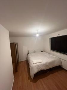 Ένα ή περισσότερα κρεβάτια σε δωμάτιο στο Make a house a home +4 φωτογραφίες