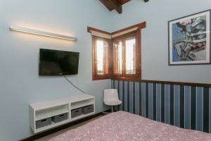 a bedroom with a bed and a tv on the wall at La Traviesa,Villa de Lujo de 500 m. en el Campo con Piscina in Campo Arcís