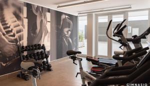 un gimnasio con dos cintas de correr y bicicletas estáticas en Hermoso y moderno departamento, nuevo, a pasos de la Quinta Vergara, cercano a los mejores atractivos de viña del mar, con maravillosa vista, en Viña del Mar