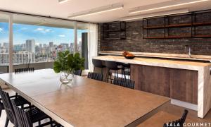 cocina con mesa y vistas a la ciudad en Hermoso y moderno departamento, nuevo, a pasos de la Quinta Vergara, cercano a los mejores atractivos de viña del mar, con maravillosa vista, en Viña del Mar