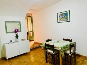 Un comedor con mesa y sillas en Vacanze Romane Colosseo apartment, en Roma