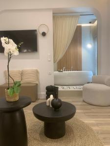Posezení v ubytování Khroma Luxury Suite 1 Beach front apartment