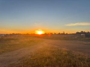 Η ανατολή ή δύση του ηλίου όπως φαίνεται από αυτός ο ξενώνας ή από εκεί κοντά +14 φωτογραφίες