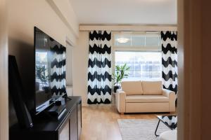 TV/trung tâm giải trí tại Cozy City Condo by BookLapland