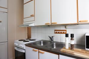 Nhà bếp/bếp nhỏ tại Cozy City Condo by BookLapland