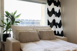 Giường trong phòng chung tại Cozy City Condo by BookLapland