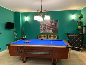 ein Billardtisch in einem Raum mit grünen Wänden in der Unterkunft Sunrise Inn & Spa in Pessinetto