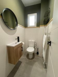 a bathroom with a toilet and a mirror at Apartamento Cambil in Baeza +27 photos