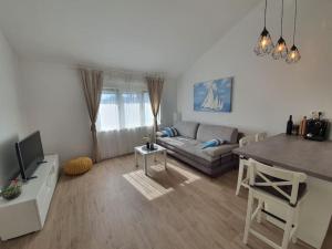 un salon avec un canapé et une table dans l'établissement New, cozy, modern apartment near Split and Trogir, à Kaštela