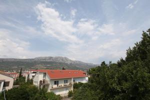 une vue d'une ville avec une montagne en arrière-plan dans l'établissement New, cozy, modern apartment near Split and Trogir, à Kaštela