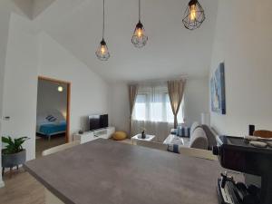 un salon avec un canapé et une table dans l'établissement New, cozy, modern apartment near Split and Trogir, à Kaštela