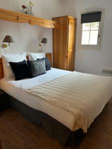 Giường trong phòng chung tại Appt MIAGE - 2 pièces cabine, terrasse & piscine